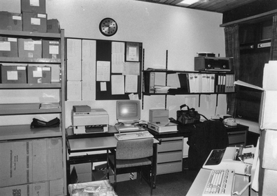 841271 Afbeelding van een kantoorruimte in het Provinciehuis (Galileïlaan 15) te Utrecht, met een computer en ...
